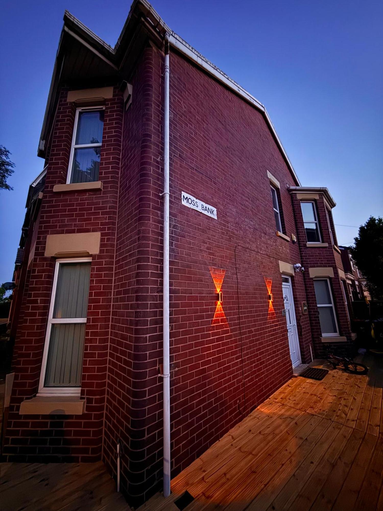 Full In Moss Bank Near Cheetham Hill Manchester